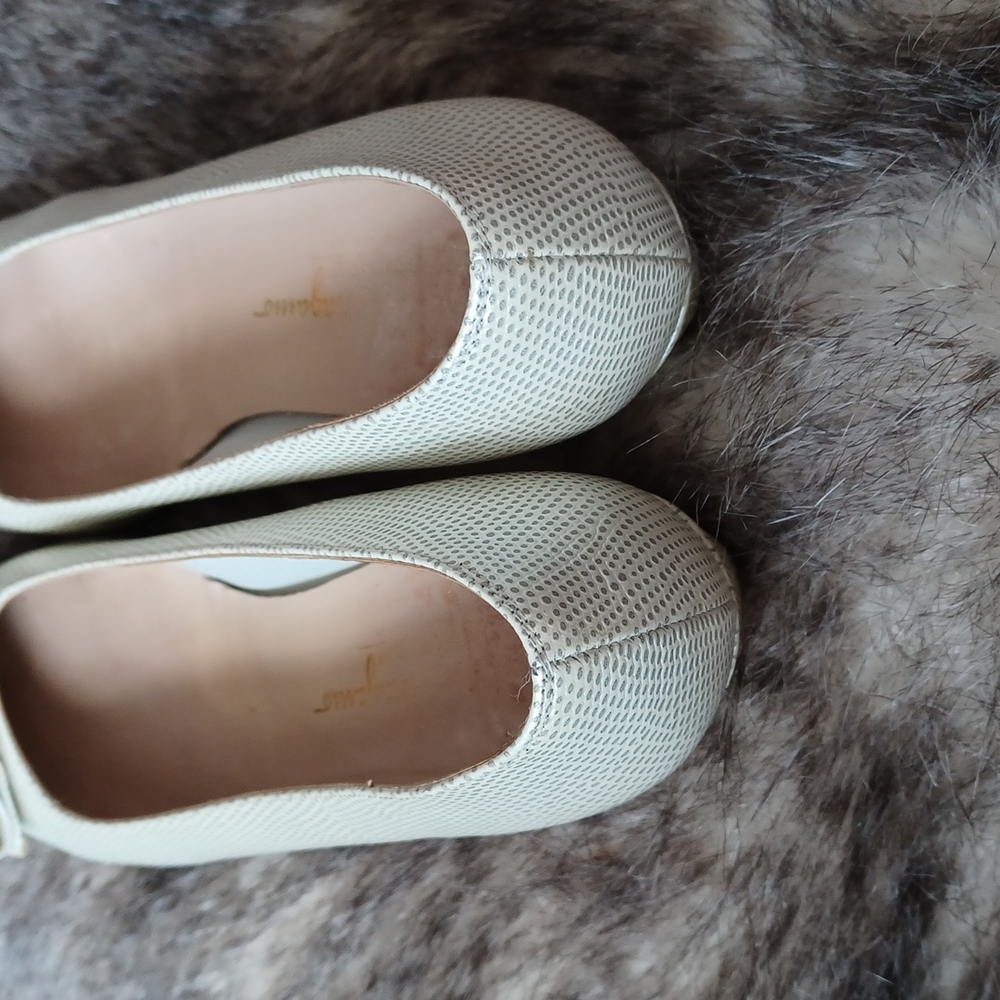 Salvatore Ferragamo Gray and Cream Flats - Picture 4 of 16